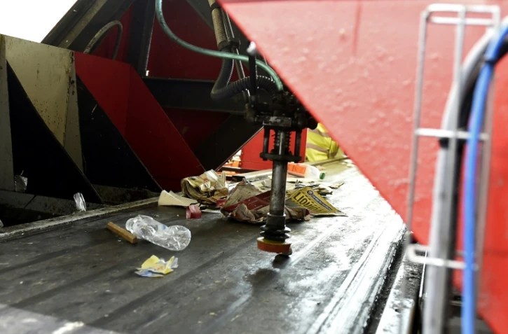 Le robot Max AI est capable de reconnaître certains types de déchets indésirables et, avec un bras articulé, de les en écarter