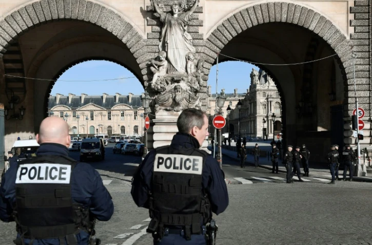 Des policiers devant le Louvre après l'attaque commise contre des militaires, le 3 février 2017 à Paris