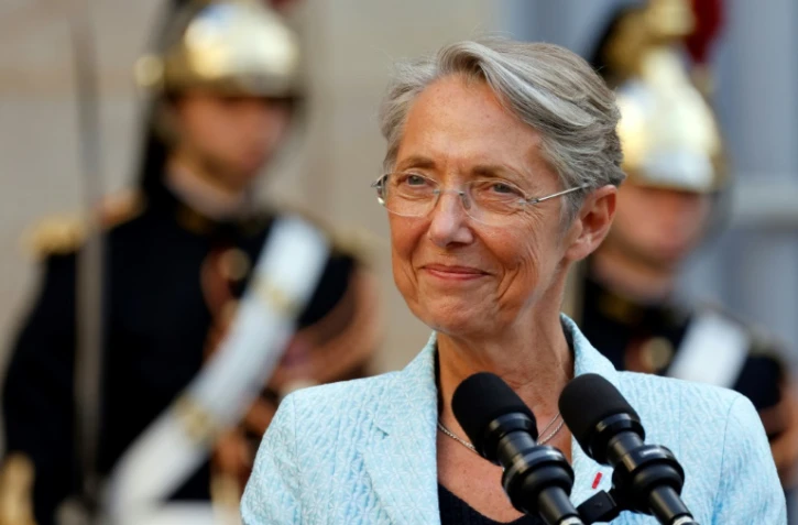 La Première ministre Elisabeth Borne dans la cour de l'hôtel Matignon à Paris, le 16 mai 2022