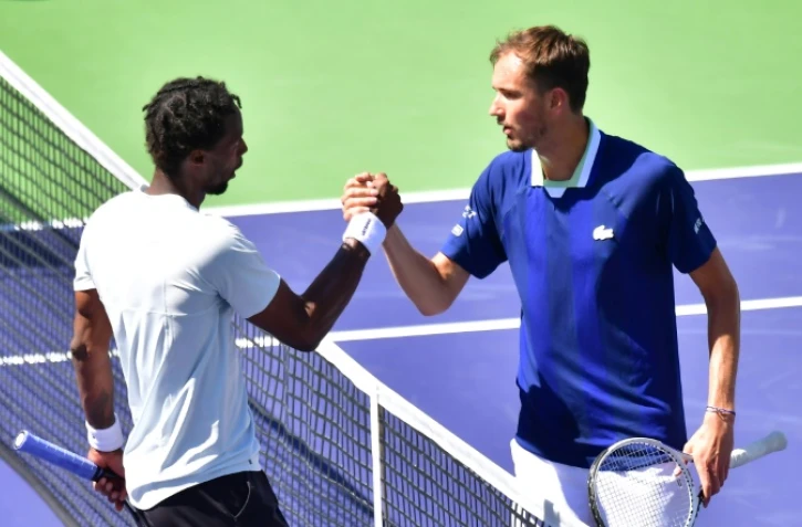 Poignée de mains entre Daniil Medvedev et Gaël Monfils à l'issue de leur match à Indian Wells, le 14 mars 2022