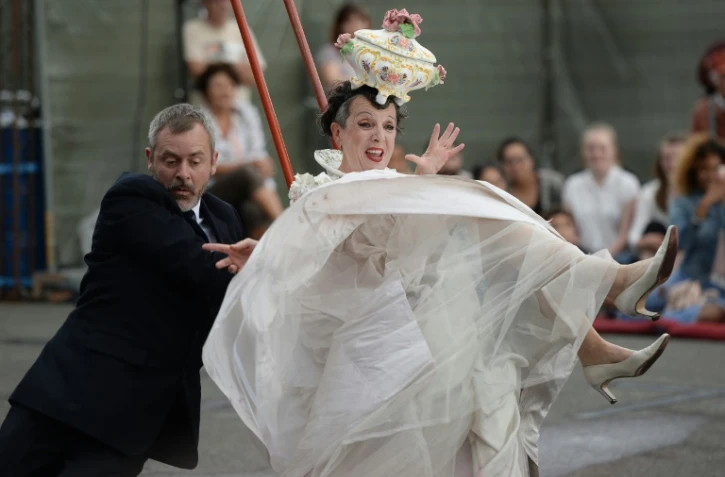 La compagnie de théâtre de rue Royal de Luxe joue sont nouveau spectacle "Miniatures à Nantes, le 29 juillet 2017