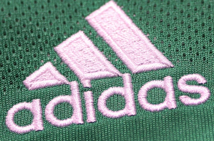 Les soupçons de corruption par Adidas visant le Mondial-2006 renvoient la marque bavaroise à ses relations étroites avec la Fifa