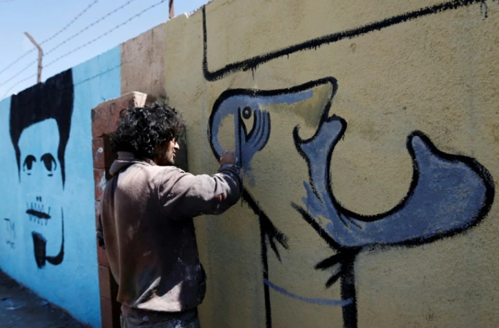 Bravant les miliciens chiites, des artistes yéménites ont peint sur les murs de l'Université de Sanaa les horreurs de la guerre qui ravage leur pays depuis trois ans, mais aussi leurs espoirs de paix. 