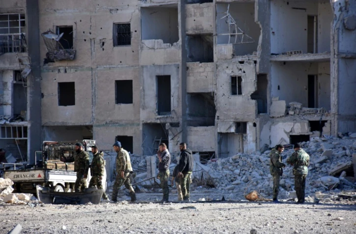 Des soldats du régime syrien dans le quartier Masaken Hanano, le 27 novembre 2016 à Alep
