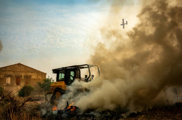 Un Canadair de la Sécurité civile survole un incendie dans le département de l'Aude, près de Ribaute et de Saint-Laurent-de-la-Cabrerisse, sur une photo prise le 6 août et diffusée le 7 août 2025 par la Sécurité civile