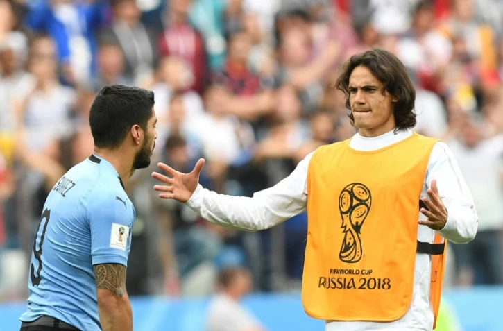 L'attaquant uruguayen Edinson Cavani (d) réconforte Luis Suarez après la défaite face à la France en quarts de finale du Mondial le 6 juillet 2018