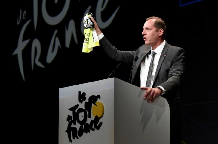 Le directeur du Tour de France Christian Prudhomme montre un maillot destiné à la sensibilisation à la sécurité des cyclistes, le 17 octobre 2017 à Paris lors de la présentation du Tour 