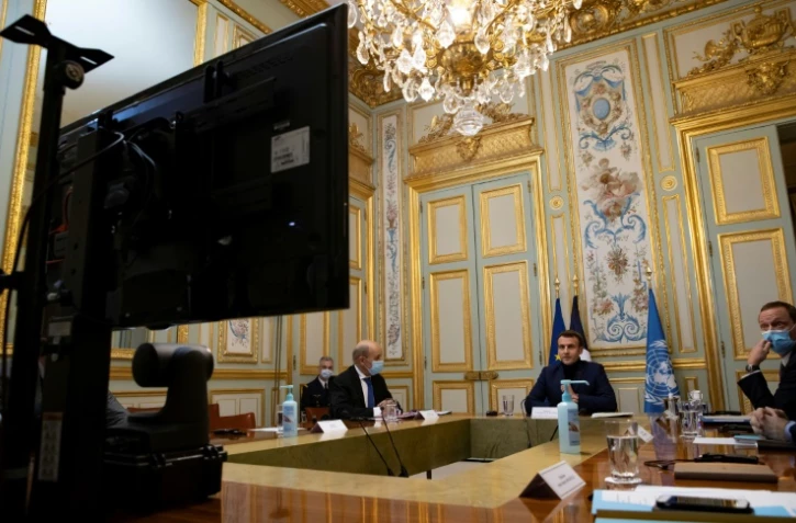 Le président français Emmanuel Macron ouvre une visioconférence de donateurs sur le Liban le 2 décembre à Paris