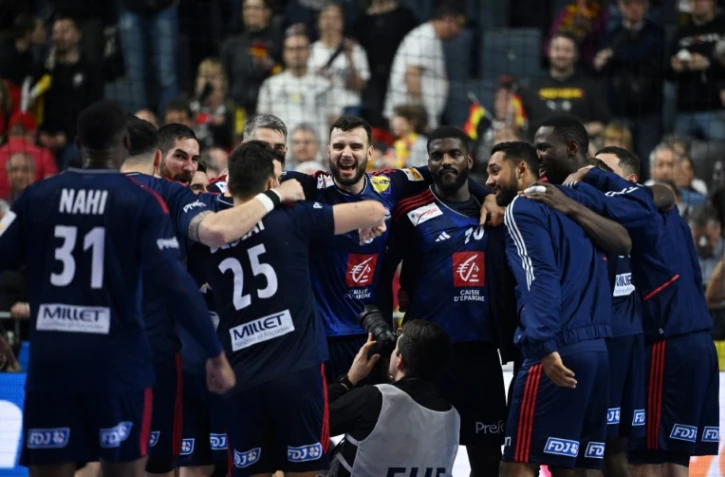 Les joueurs de l'équipe de France exultent après leur qualification pour la finale de l'Euro à Cologne, le 26 janvier 2024