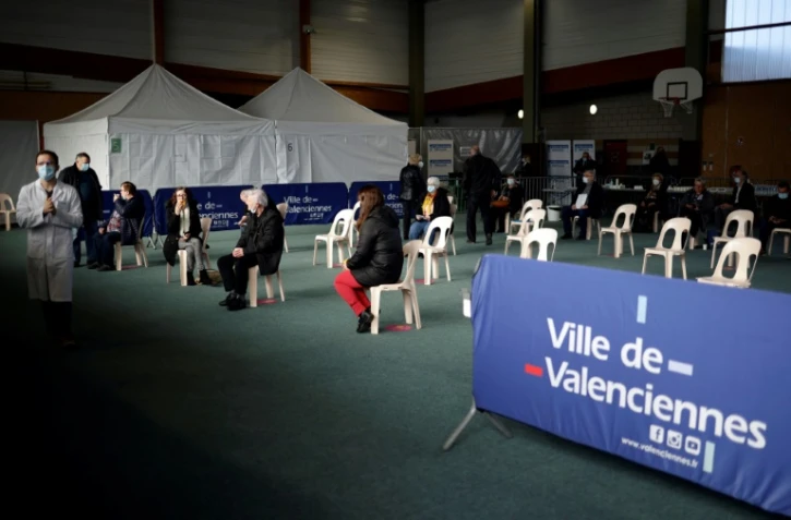 Des personnes attendent de se faire vacciner dans un gymnase Ă Valenciennes le 23 mars 2021