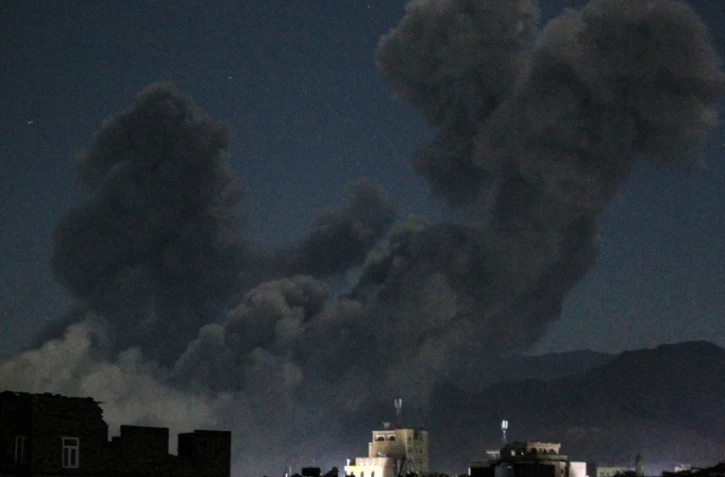 Colonnes de fumée s'élèvent au dessus de Sanaa après des frappes américaines, le 16 mars 2025 