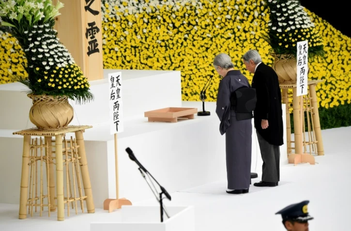 L'empereur Akihito et l'impératrice Michiko prient lors d'une cérémonie dédiée aux victimes de la guerre du Pacifique, le 15 août 2015 à Tokyo