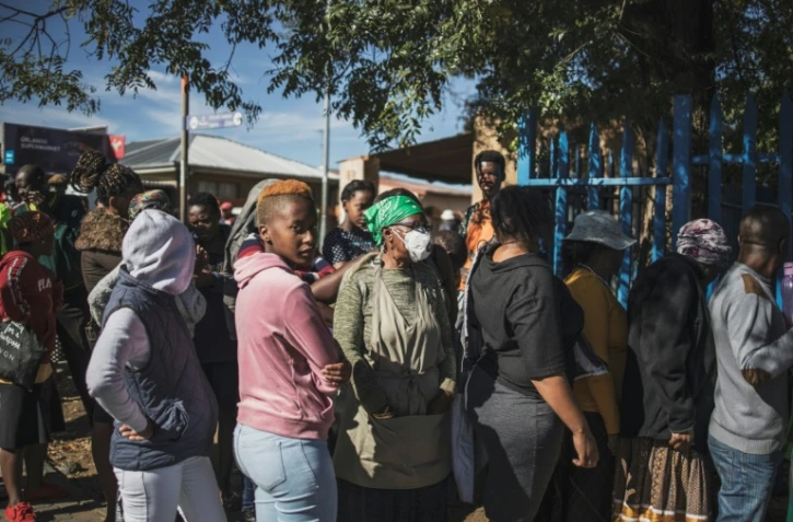Des Sud-Africains font la queue lors d'une opération de distribution de nourriture à Soweto, dans la banlieue de Johannesburg, le 17 avril 2020.