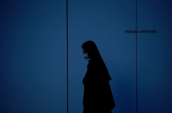 Une femme portant un masque de protection, le 21 mars 2020 à Madrid