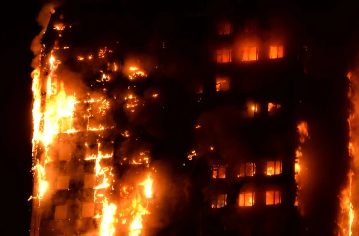 Photo fournie par un résident britannique le 14 juin 2017 d'un incendie qui ravage une tour d'habitation à Londres