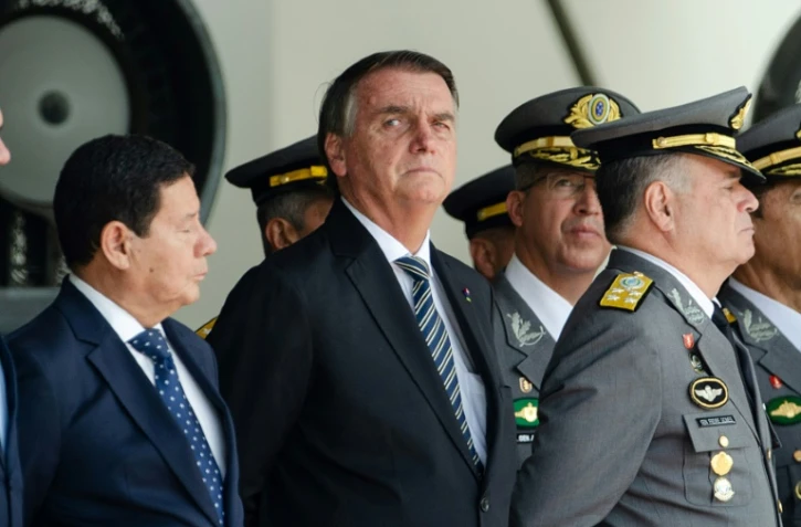 Le président brésilien d'alors Jair Bolsonaro assiste à une cérémonie de remise de diplômes à l'Académie militaire Agulhas Negras à Resende au Brésil, le 26 novembre 2022