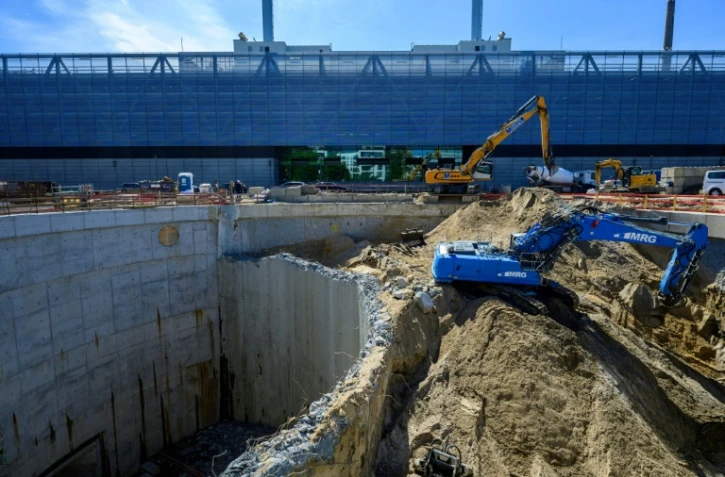 Des excavateurs creusent un bassin souterrain de débordement des eaux de pluie, dans le quartier de Mitte à Berlin, le 17 mai 2024