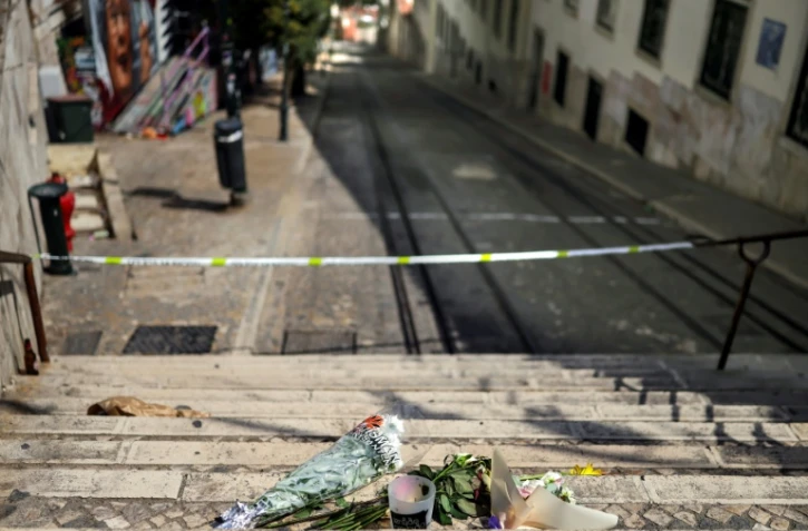 Des fleurs ont été déposées en hommage aux victimes sur le site de l'accident de funiculaire à Lisbonne, le 5 septembre 2025