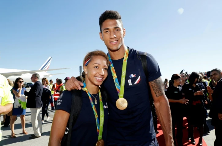 Le couple en or de la boxe Estelle Mossely et Tony Yoka, le 23 août 2016 à son retour des Jeux de Rio à l'aéroport Roissy-Charles-De-Gaulle
