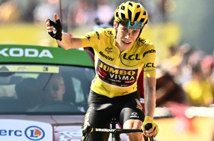 Le Danois Jonas Vingegaard, vainqueur en solitaire de la 18e étape du Tour de France, le 21 juillet 2022 à Hautacam, devant le tenant du titre, le Slovène Tadej Pogacar, qui a perdu plus d'une minute