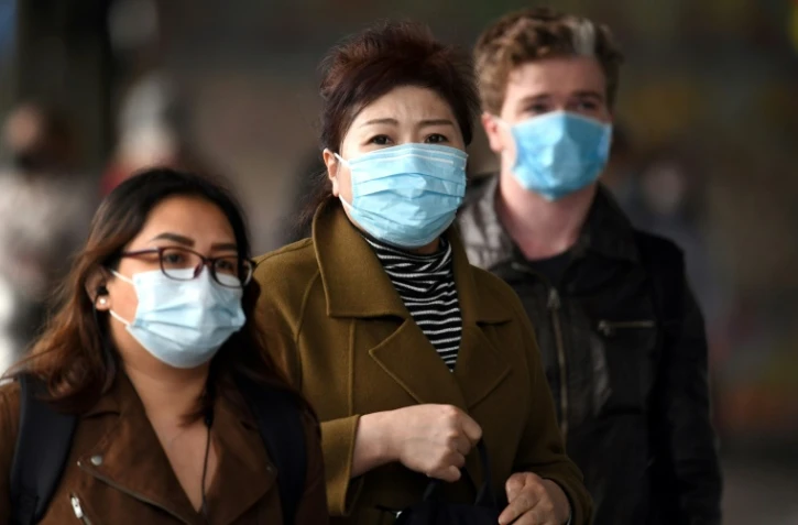 Des voyageurs portent des masques à l'extérieur de la gare de Flinders Street à Melbourne le 23 juillet 2020