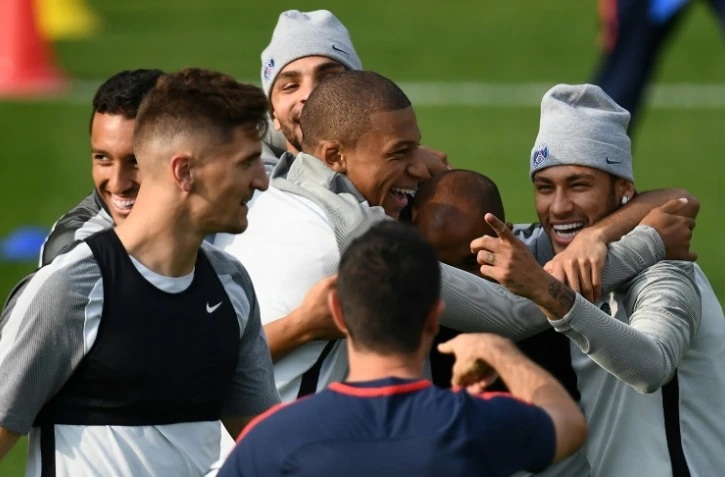 Les jouuers parisiens autour de Neymar Jr à l'entraînement au Camp des Loges, le 26 septembre 2017 en vue du match contre le Bayern