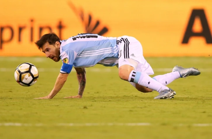 L'attaquant vedette de l'Argentine Lionel Messi trébuche sur la pelouse face au Chili lors de la finale de la Copa America, le 26 juin 2016 à East Rutherford (New Jersey)