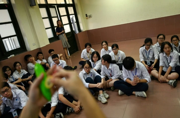 Des lycéens assistant à une présentation d'utilisation du préservatif à Hanoi le 26 mai 2020