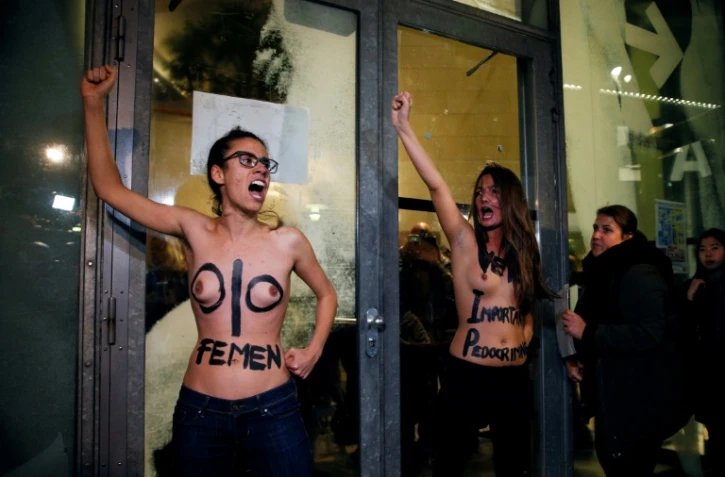 Deux Femen font irruption dans la Cinémathèque de Paris, torse nu, contre la rétrospective consacrée au réalisateur franco-polonais Roman Polanski, le 30 octobre 2018