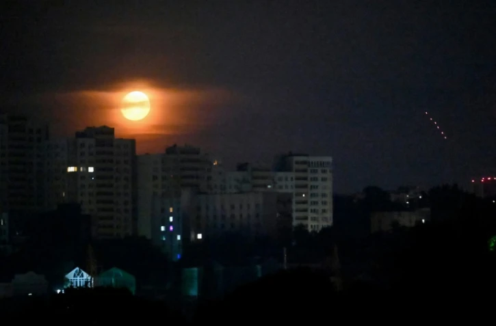 Les défenses aériennes ukrainiennes déployées contre des drones russes lors d'une frappe nocturne à Kiev, le 9 juillet 2025