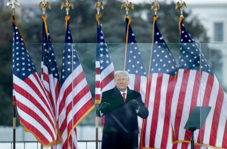 Le président américain Donald Trump sur une tribune près de la Maison Blanche, quelques instants avant que le Capitole ne soit pris d'assaut, le 6 janvier 2021