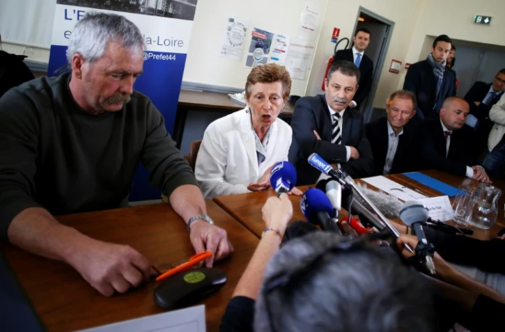 Un des fermiers de la ZAD Sylvain Fresneau et la préfète de la Région Pays de la Loire Nicole Klein, à Notre-Dame-des-Landes le 24 avril 2018