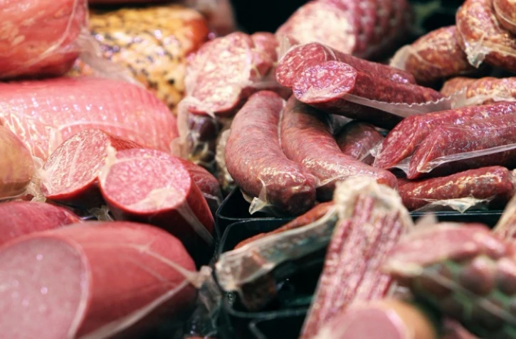 Les fabricants de jambon peuvent provisoirement continuer à voir la vie en rose: l'Assemblée nationale quasi unanime a voté le principe d'une "trajectoire de baisse" des doses maximales d'additifs nitrés dans la charcuterie, mais sans aller dès à présent vers une interdiction de ces conservateurs controversés