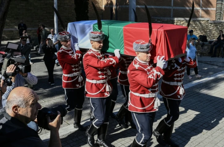 Des officiers bulgares portent un cercueil contenant les restes attribués au tsar Samouil, l'un des derniers souverains bulgares avant la domination byzantine, lors d'une cérémonie de restitution par la Grèce au musée byzantin de Thessalonique, le 3 octobre 2026