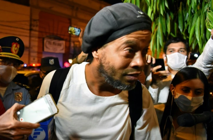 L'ancien footballeur brésilien Ronaldinho arrive dans un hôtel d'Asuncion où il est assigné à résidence le 7 avril 2020