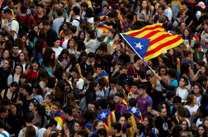 Des étudiants brandissent le drapeau pro-indépendance catalan pendant une manifestation le 17 octobre 2019 à Barcelone
