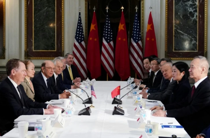 Robert Lightizer (à gauche), le négociateur américain, discute avec le vice-Premier ministre chinois Liu He (à droite) à Washington le 21 février 2019.