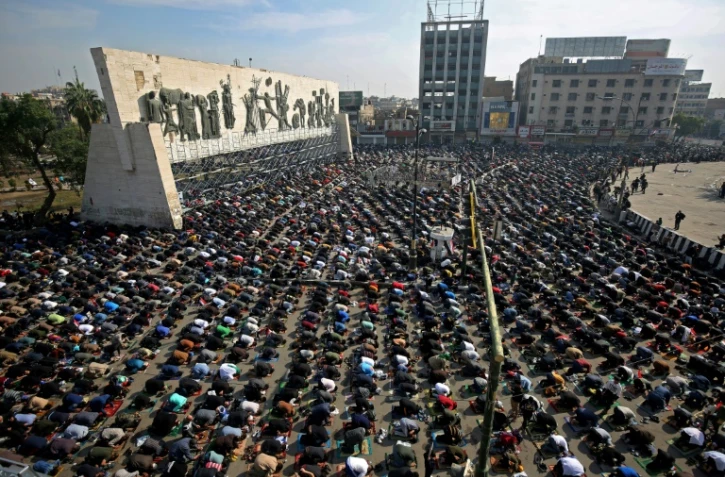 Des partisans de Moqtada Sadr rassemblés pour la grande prière du vendredi sur la place Tahrir et ses environs à Bagdad le 27 novembre 2020