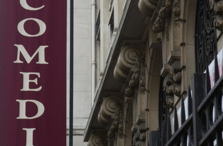 des théâtres privés proposant comédies et spectacles d'humour comme la Grande Comédie à Paris ont accepté de diffuser de la pub avant la représentation