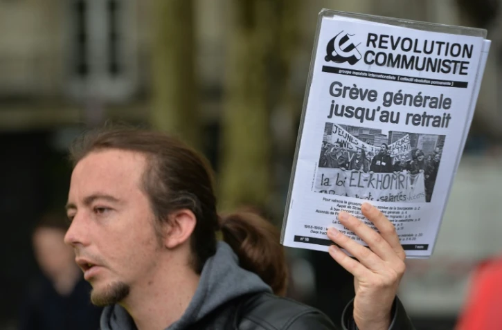 Un manisfestant tient une affiche appelant à une "grève générale", le 12 mai à Nantes 