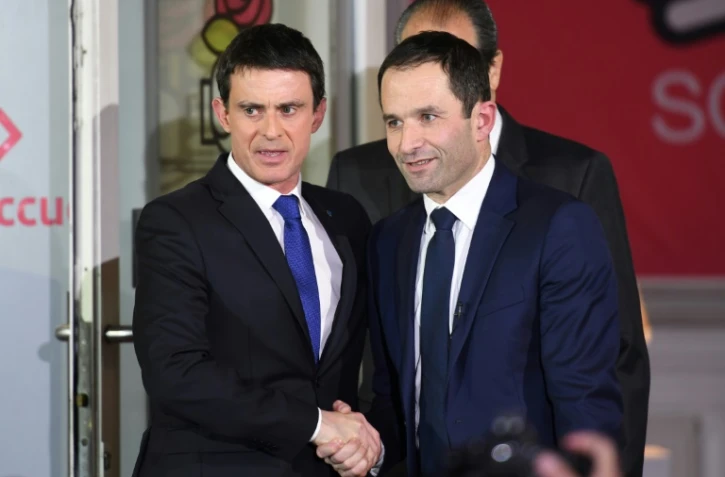 Benoît Hamon et Manuel Valls après la publication des résultats du second tour de la primaire organisée par le PS, le 29 janvier 2017 à Paris