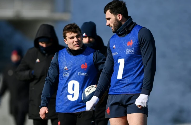 Antoine Dupont (g) et Charles Ollivon lors d'un entraînement du XV de France, le 11 février 2021 à Marcoussis