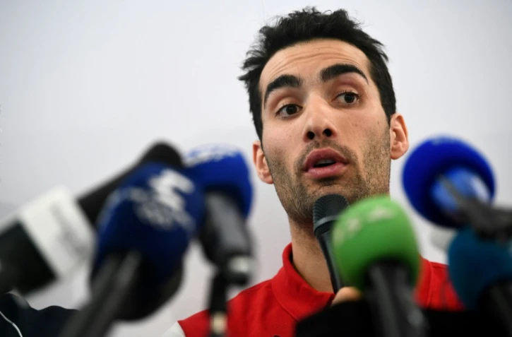 Martin Fourcade, roi du biathlon et porte drapeau de la délégation française aux Jeux de Pyeongchang, répond aux questions des reporters sur place, le 8 février 2018