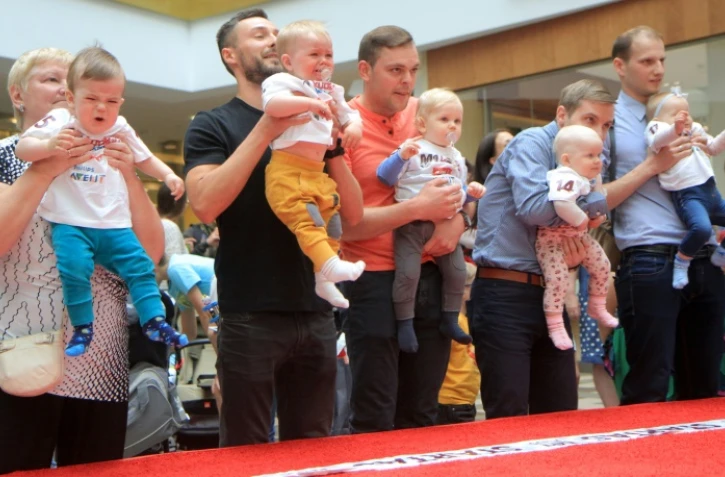 Des parents avec leur bébé pour "la course des bébés" à Vilnius, en Lituanie, le 1er juin 2017