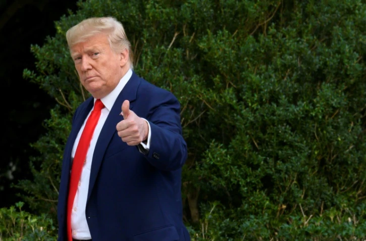 Donald Trump lève le pouce en arrivant à la Maison Blanche le 3 octobre 2019, de retour d'un déplacement en Floride