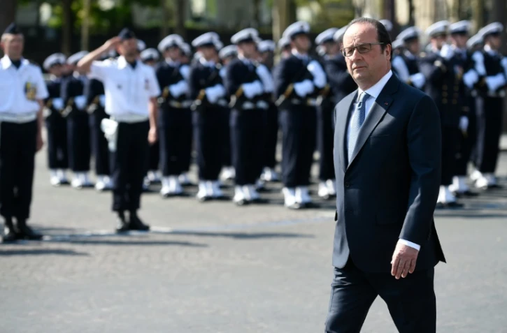 François Hollande passe les troupes en revue lors des célébrations du 8 mai 2016 à Paris