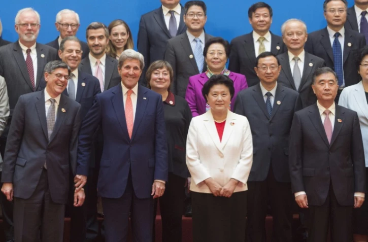 LLe secrétaire américain au Trésor Jacob Lew, le secrétaire d'Etat américain John Kerry , la vice première ministre chinoise Liu Yandong, et le vice premier ministre chinois Wang Yang le 6 juin 2016 à Pékin