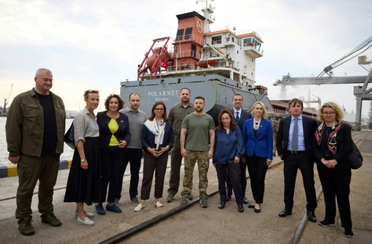 Le président ukrainien Volodymyr Zelensky visite, avec des responsables ukrainiens et des ambassadeurs occidentaux, le port de Chornomorsk (Ukraine) avant les premières exportations de céréales bloquées depuis le début de la guerre, le 29 juillet 2022
Photo fournie par le service de presse de la présidence ukrainienne.

