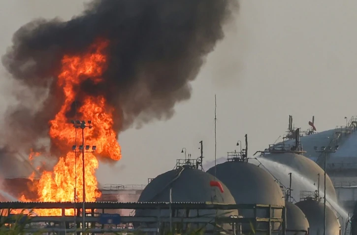 Des flammes s'élèvent d'une installation du géant saoudien Aramco au sud de Ryad, le 3 octobre 2026