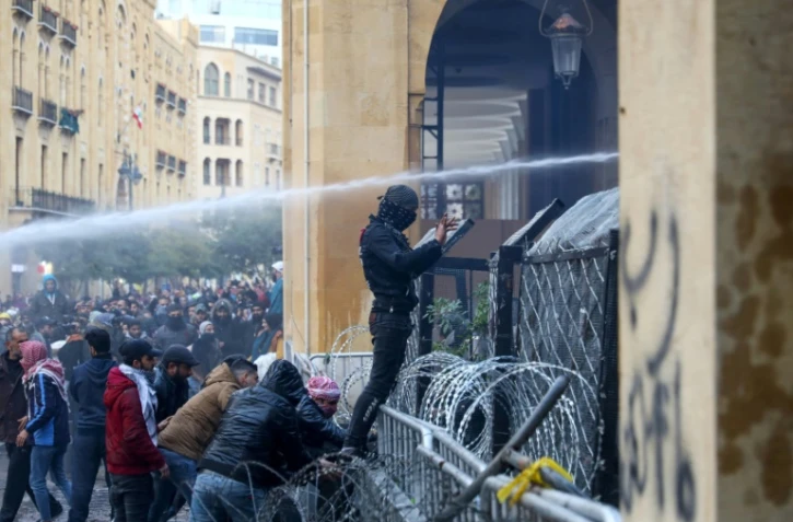 Heurts entre forces de l'ordre et manifestants antipouvoir à Beyrouth, le 18 janvier 2020